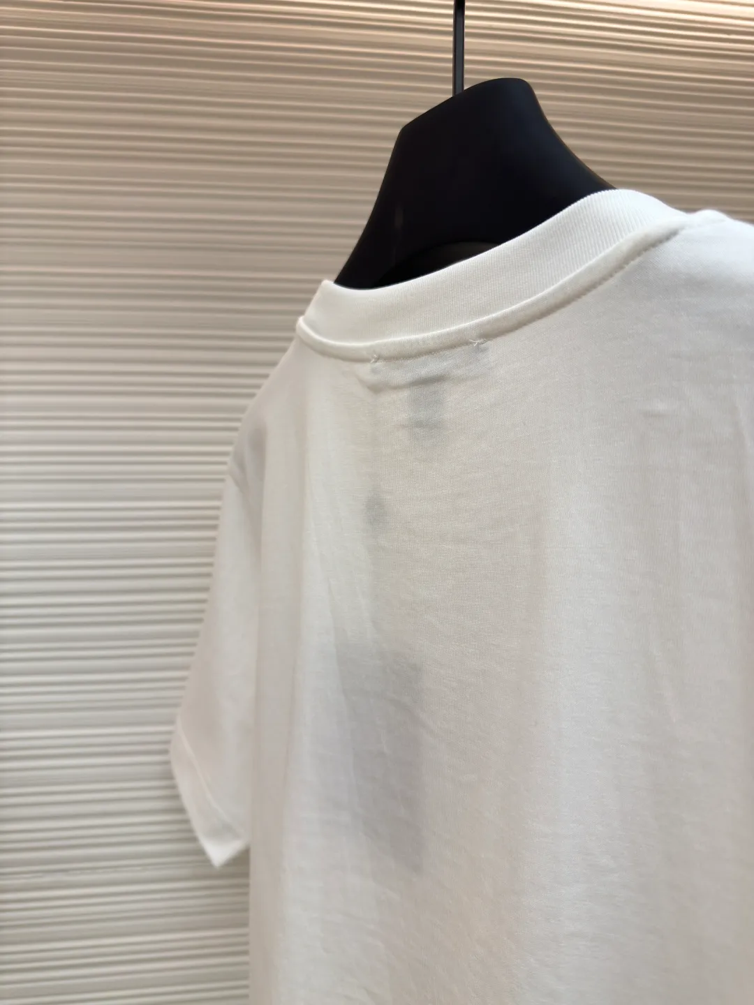 LOUIS VUITTON Hot Diamond Logo Short Sleeves [Women's Clothing] ●Item No.: 1680358-A15 ●Material: Knitted rib fabric ●Technology: Hot Diamond Production ●Version: Fitted version ●Weight: about 215 grams ●Size: Brilliant rhinestones frame the large LV letters, and LV chains illuminate the crew neck. The overall wiring is straight and delicate, the fabric is comfortable and soft, and the color is consistent without color difference. It can be matched with the same style to create a fashionable look and control various occasions. Customized accessories, complete with three standards, same style for men and women!